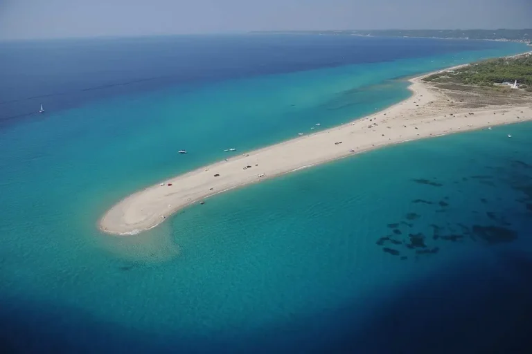 Eau cristalline et sable doré sur une plage sereine