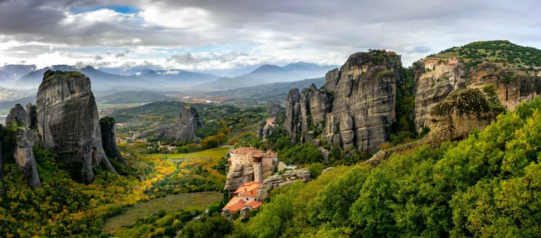 Formations rocheuses majestueuses de Meteora en Grèce sous un ciel bleu clair