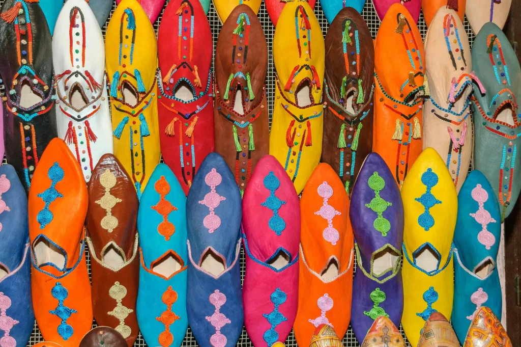 Étalage de chaussures au souk de Marrakech.