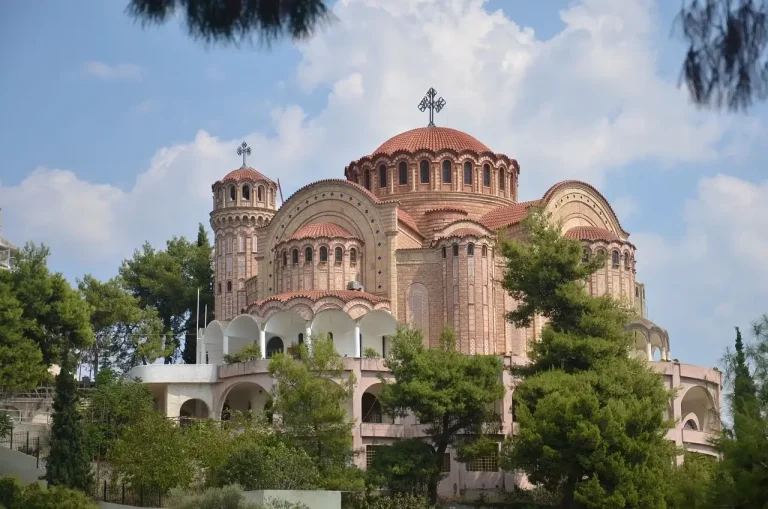 Vue panoramique d'une église au sommet d'une colline avec des dômes rouges vibrants