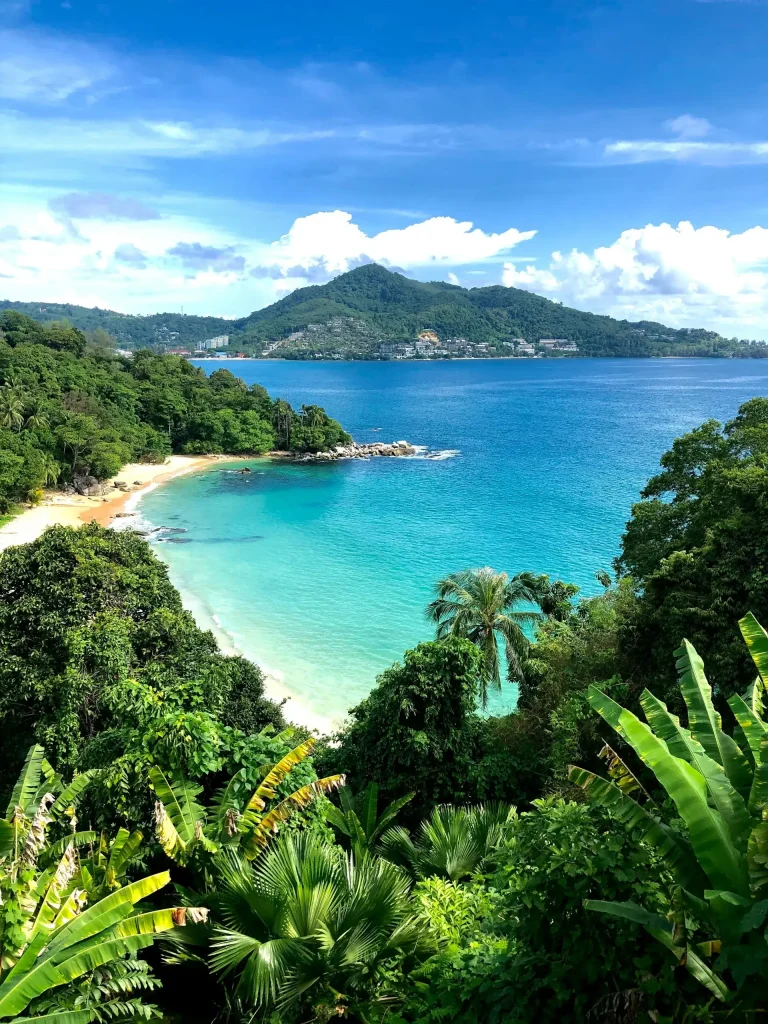 Vue d'une plage tropicale depuis une colline à Phuket, Thaïlande
