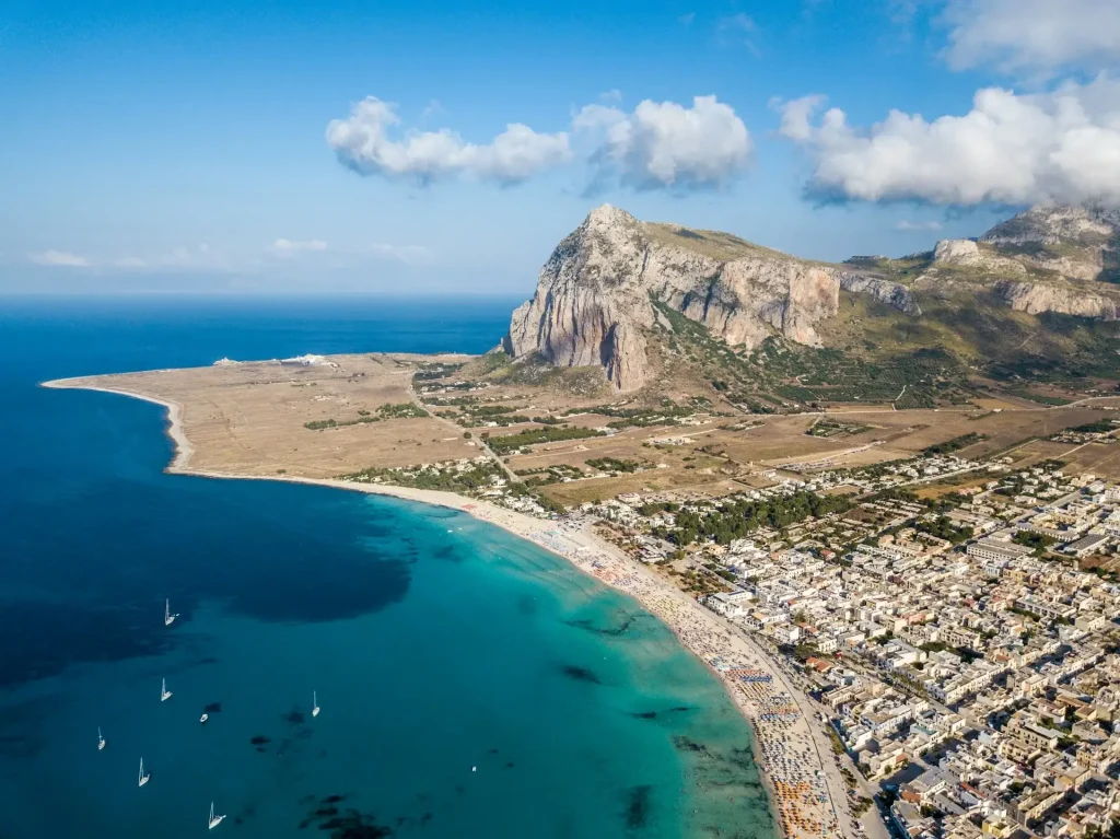 bird's-eye-view-beach-in-Sicily-italia