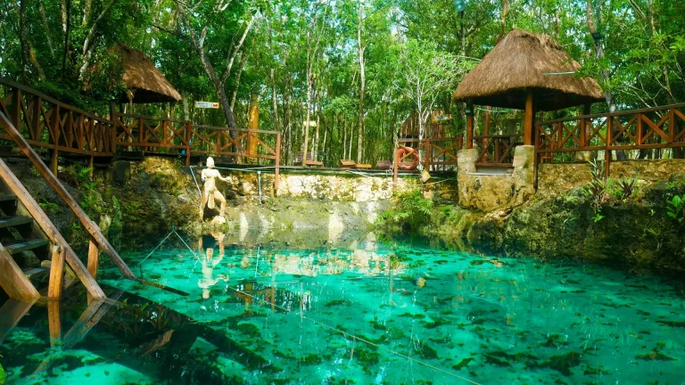 Personnes se relaxant dans une piscine