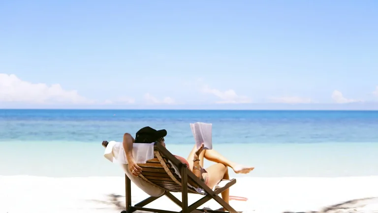 Femme assise sur une chaise de plage en bois en Thaïlande