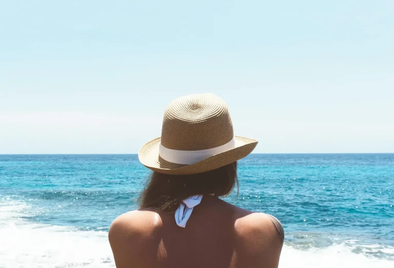Femme debout sur la plage