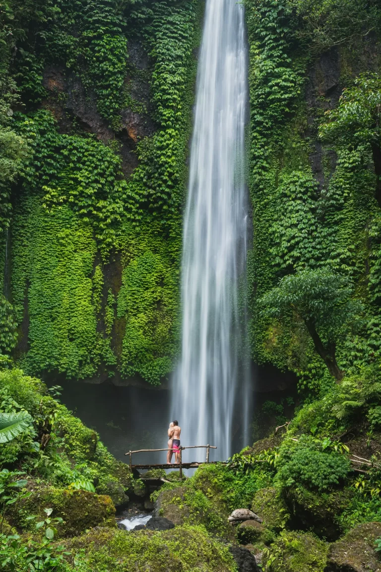 Couple romantique sous une cascade