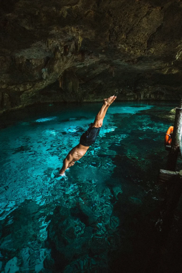 Plongeon dans le cénote