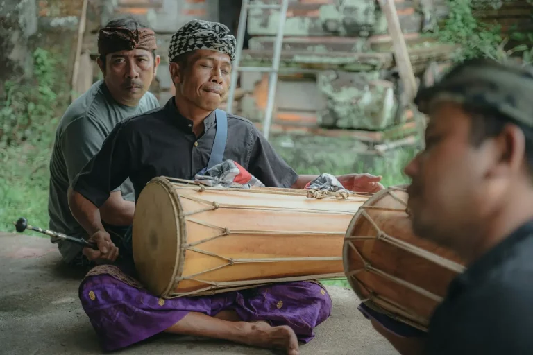 Gamelan balinais traditionnel lors de la cérémonie de Ngaben