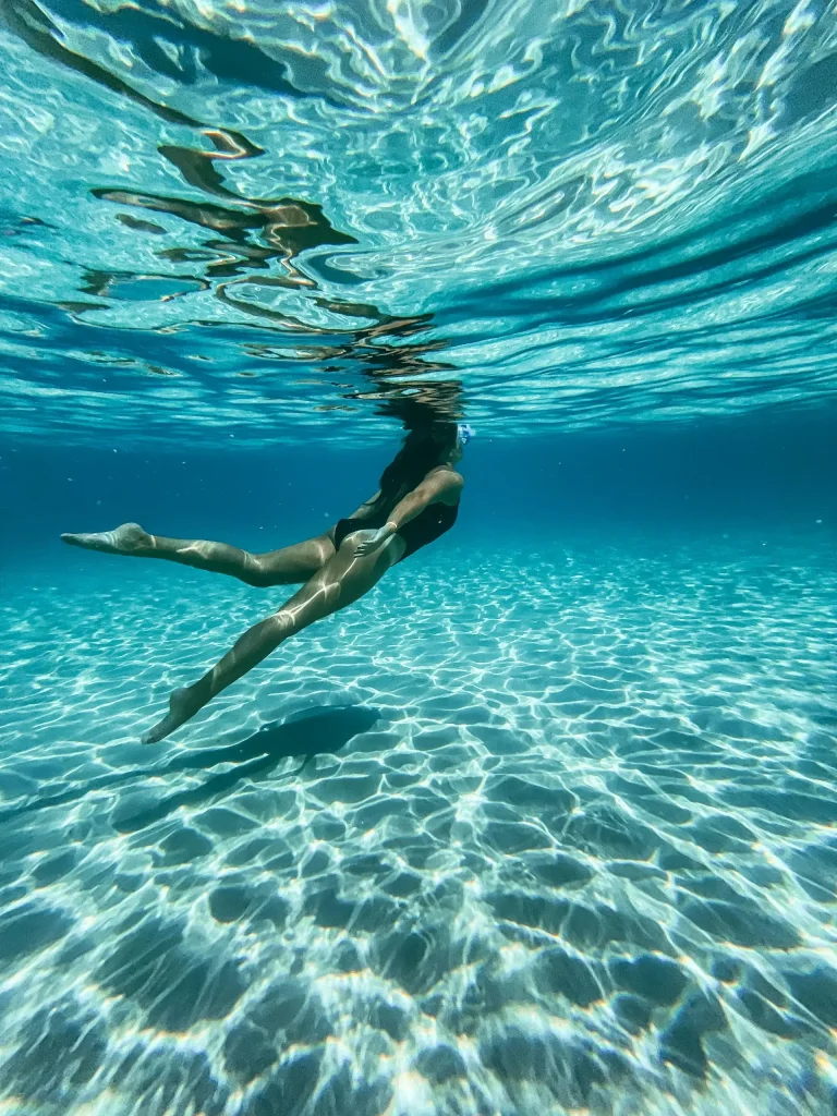 Snorkeling dans de belles eaux océaniques claires