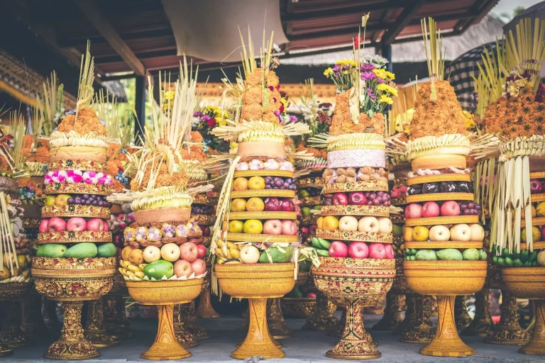 Offrandes traditionnelles balinaises aux dieux avec des fruits