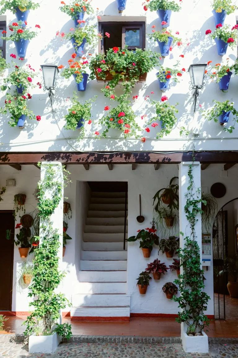 Bâtiment avec une multitude de fleurs qui poussent dessus