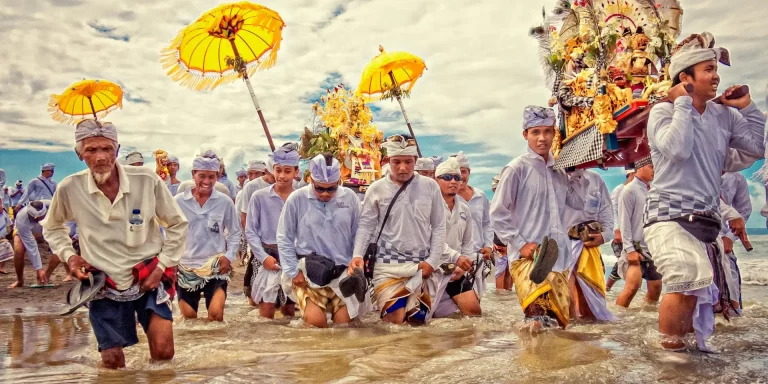 Groupe de personnes marchant sur une plage à Canggu, Indonésie