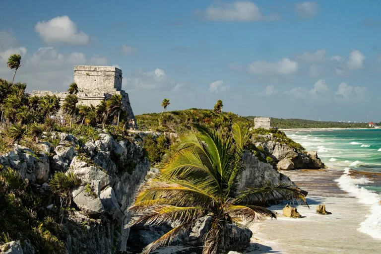 Plage rocheuse avec un château, Tulum