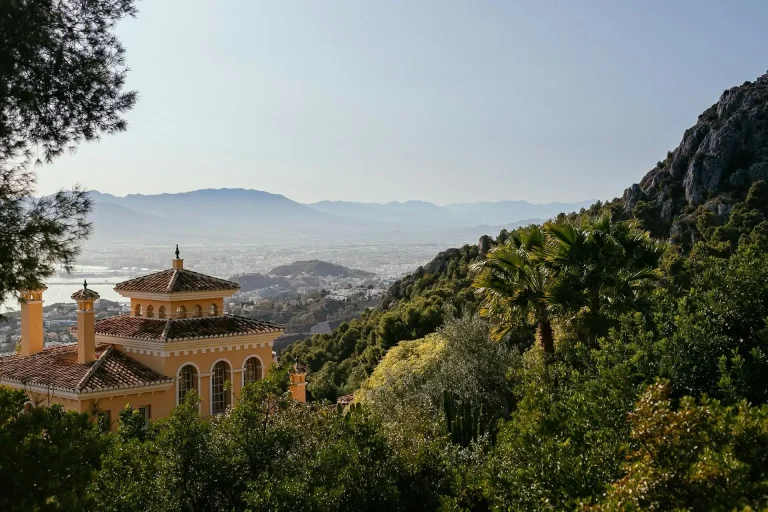Vue d'un bâtiment au milieu d'une forêt