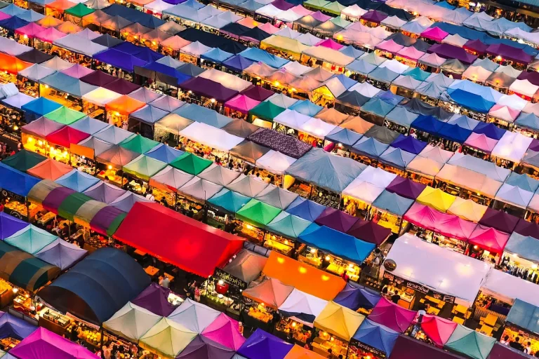 Tente colorée vue d'en haut