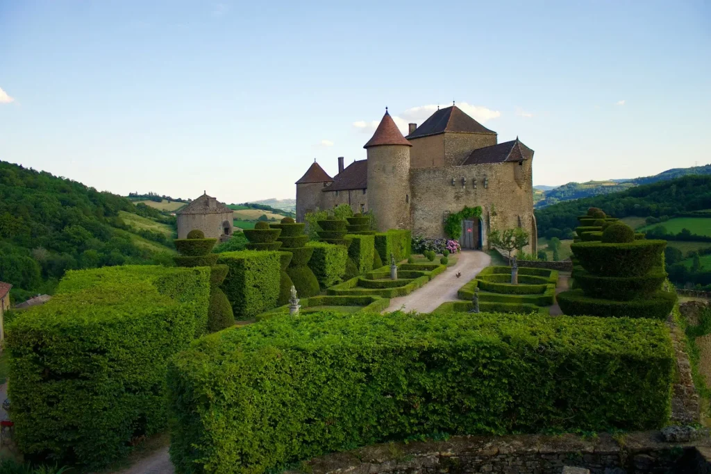 Bâtiment en béton brun près d'un champ de verdure