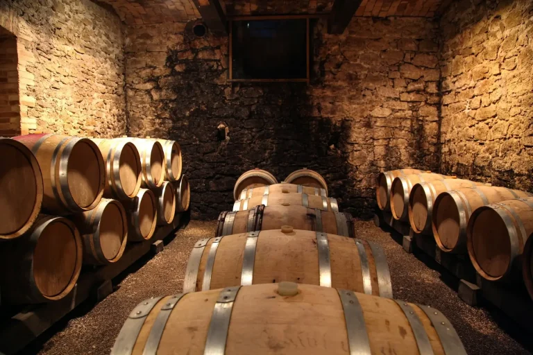 Fûts en bois brun sur un mur de briques brunes