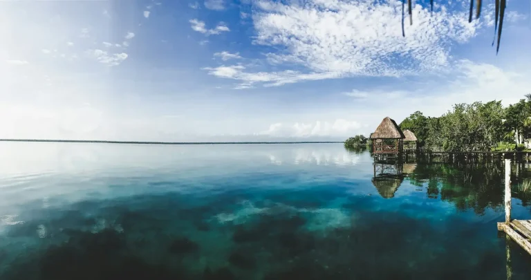 Maison en bois sur l'eau
