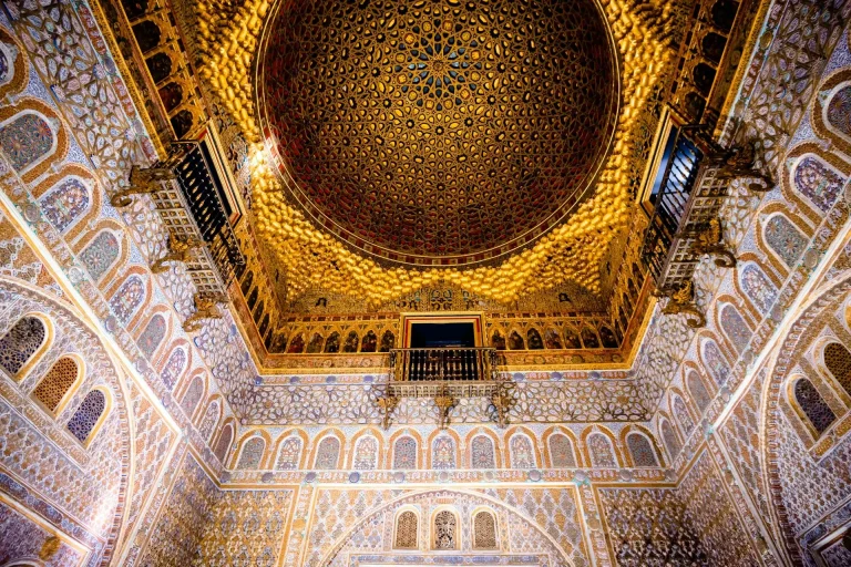 Intérieur d'un bâtiment avec un dôme