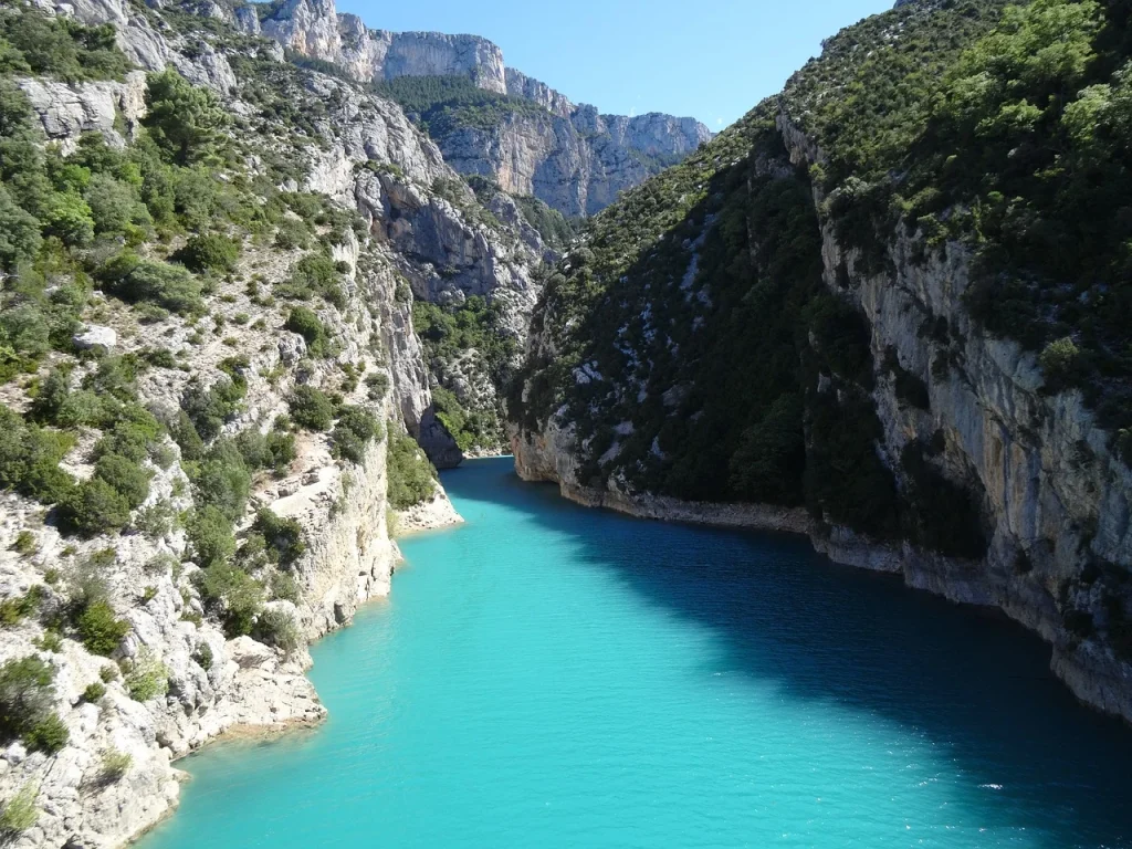 Landscape photography of a lake between mountains (Gorges du Verdon)