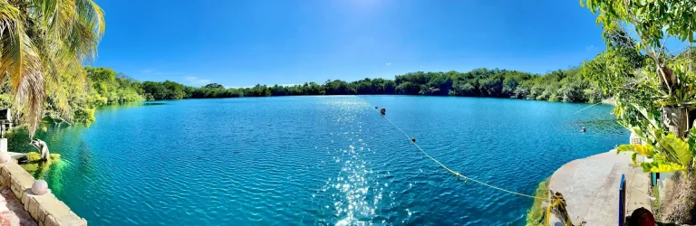 Personne faisant du bateau sur la mer pendant la journée