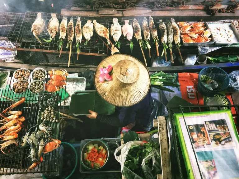 Personne portant un chapeau conique asiatique