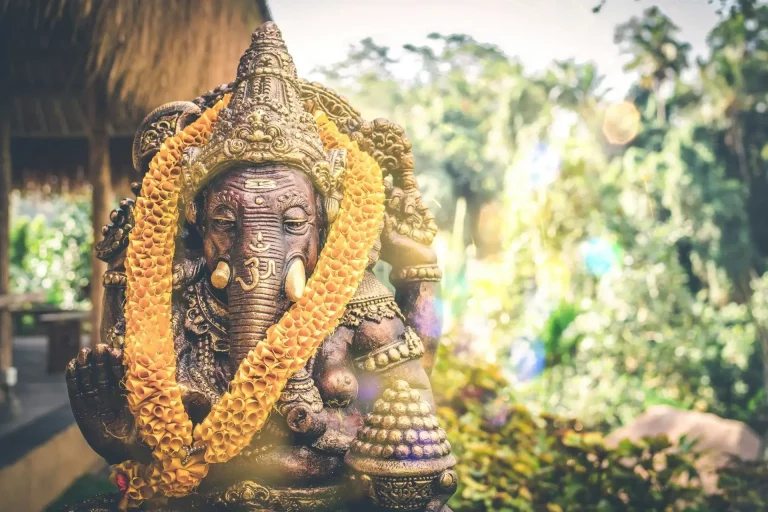 Statue dorée de la divinité hindoue Seigneur Ganesh