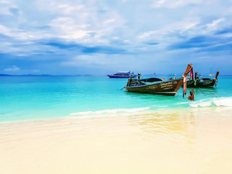 Deux bateaux bruns sur le rivage en Thaïlande