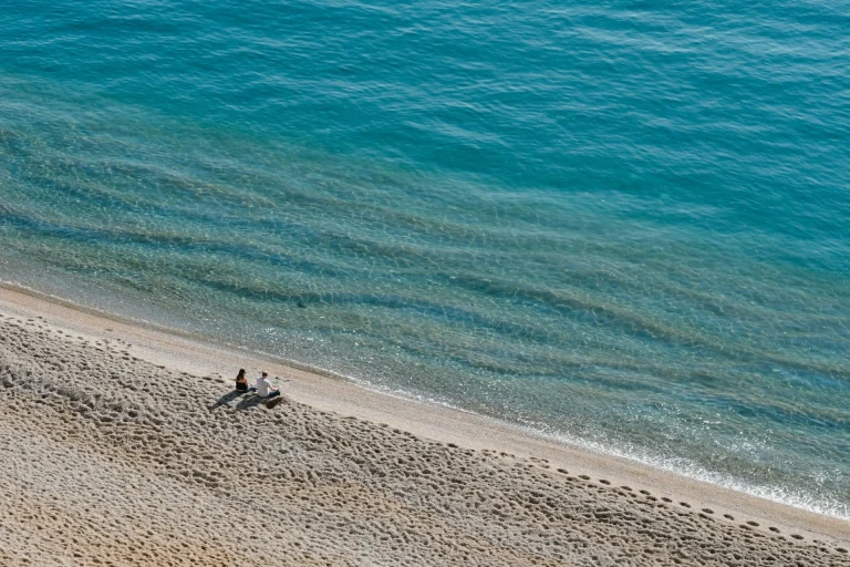 Deux personnes assises sur le rivage