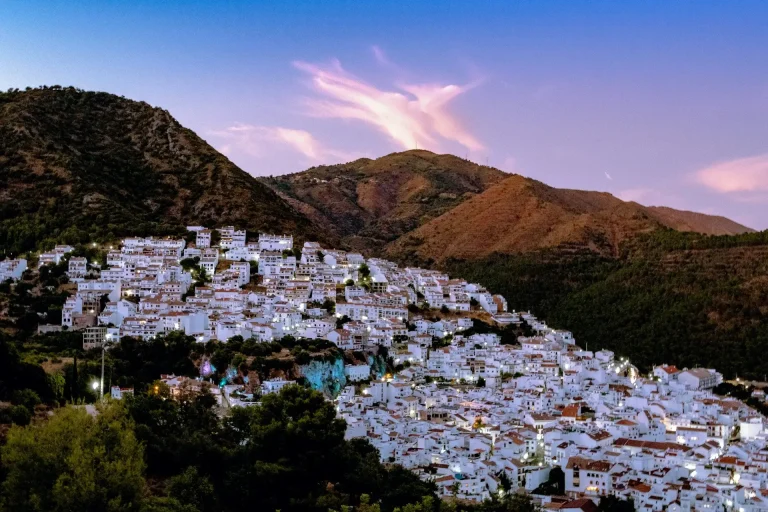 Maisons blanches près d'une montagne sous un ciel bleu pendant la journée
