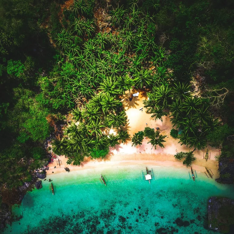 Vue aérienne de personnes nageant dans une piscine, Philippines.