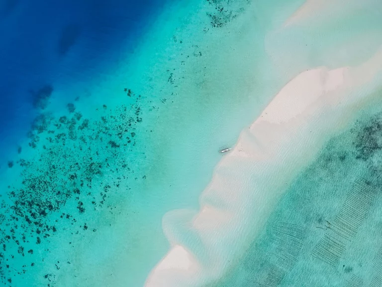 Mer bleue et turquoise.
