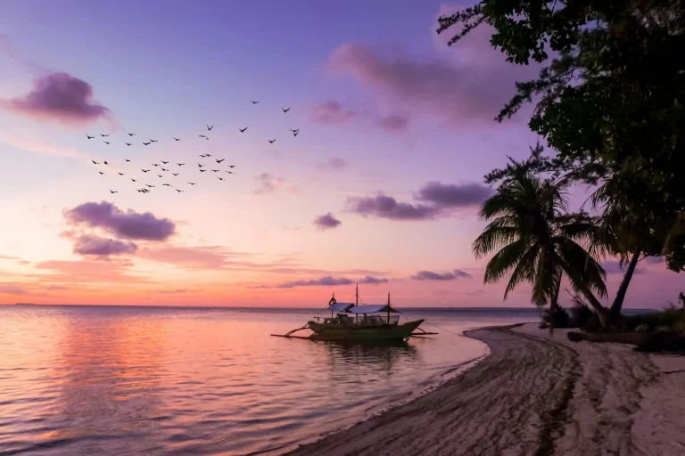 Bateau sur le rivage à Balabac, Philippines.