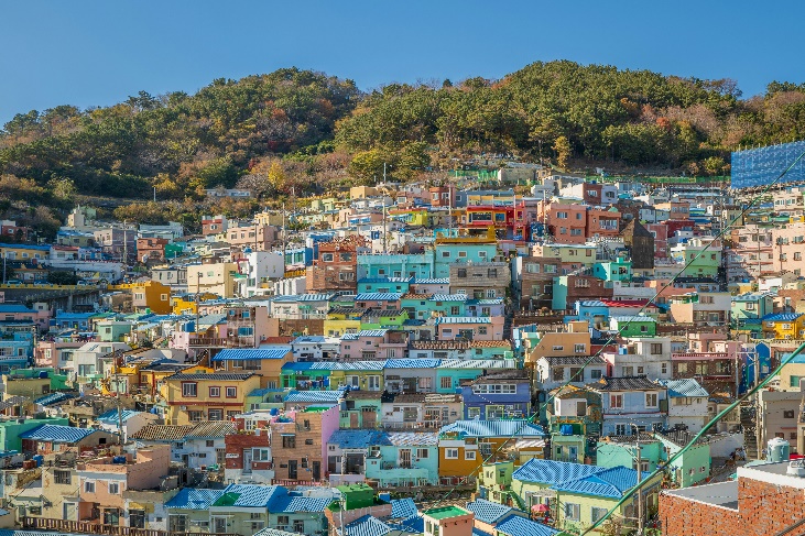Groupe de maisons colorées sur une colline