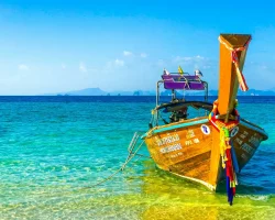 Bateau-Traditionnel-Thailandais-Eaux-Cristallines-Iles-a-lhorizon